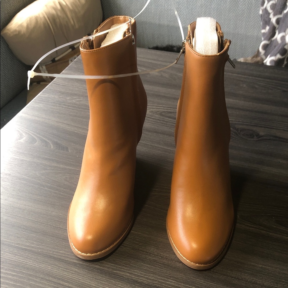 Women’s Tan Ankle Boots - Sleek Zip-Up Design